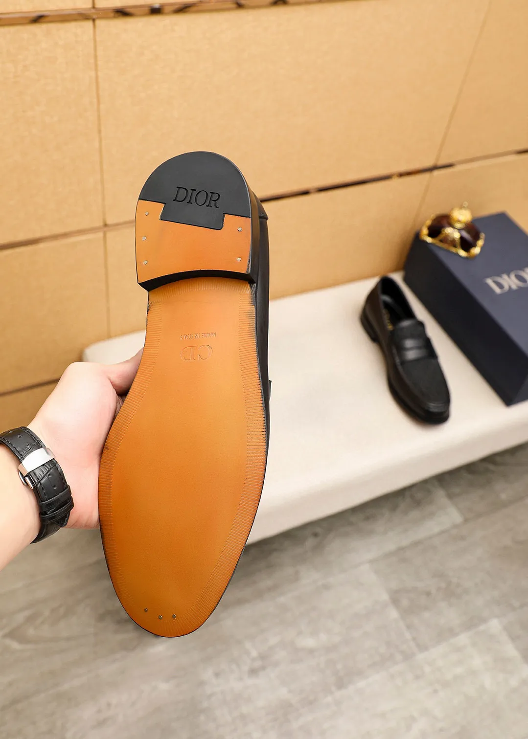 Men's shoes 💰480 💐 Product trademark: Dior "Dior" casual leather shoes Regular size: 39-44 (38.45.46🉑️Customized) Product materials: Selected Italian imported first-layer calfskin upper, imported water-dyed 🐂 cowhide lining. Strong three-dimensional visual effect, original outsole color: 1⃣️color optional